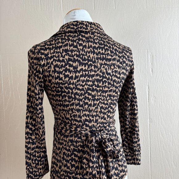 DVF Diane Von Furstenberg Vintage Silk Printed Flattering Collared Wrap Top - Picture 8 of 13
